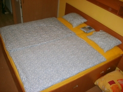 postel s uloznym prostorem